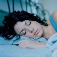 How many hours should an adult sleep in deep sleep?